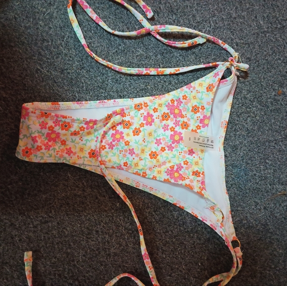 Floral Bikini Set with Golden accents | Size Small - Picture 2 of 2
